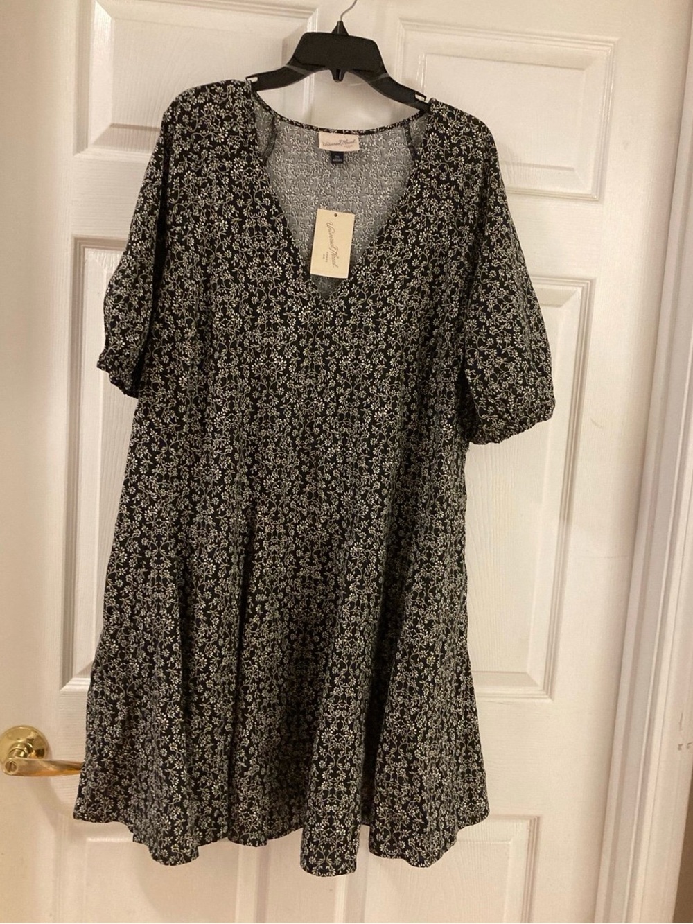 Universal Thread Black and White Floral V-Neck Dress
